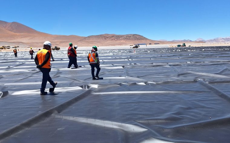 Soldadura por termofusión con cuña doble sobre panel de geomembrana